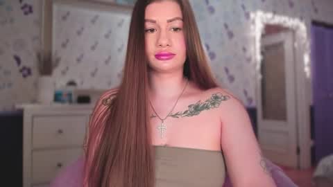 Snapshot of juicyhelenx chatting on 10.16.25 Elena online show from 10.16.25