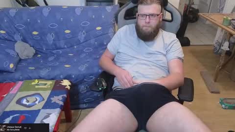 Snapshot of julcs chatting on 03.04.25 Julcs online show from 03.04.25