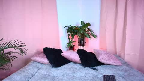 Snapshot of jules_n_gia chatting on 10.04.25 Jules and Gia online show from 10.04.25