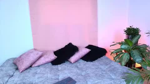 Snapshot of jules_n_gia chatting on 11.01.25 Jules and Gia online show from 11.01.25