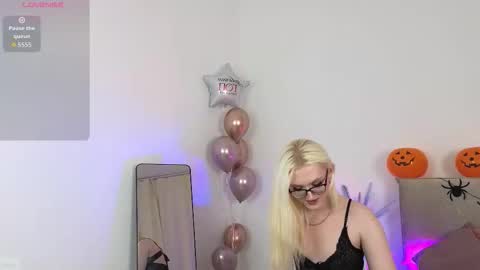 Snapshot of jules_night chatting on 10.29.25 Jules Night online show from 10.29.25