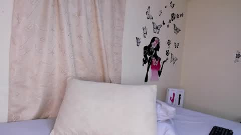 Snapshot of juli_castillos chatting on 02.24.25 Juli online show from 02.24.25