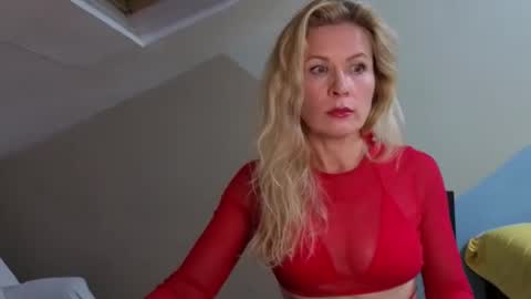 julia_giulia online show from 10.25.25