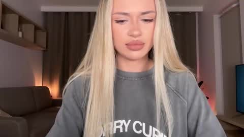 Julia R Le online show from 10.13.25