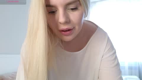 Snapshot of juliacontrol chatting on 01.03.25 Molly online show from 01.03.25