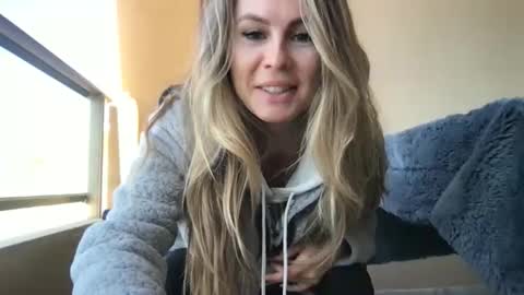 Snapshot of julialemilf chatting on 04.18.26 julialemilf online show from 04.18.26