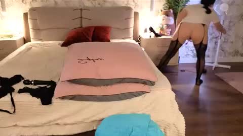 juliamillss online show from 06.30.26