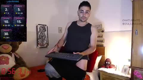 Snapshot of julian1225_ chatting on 10.01.25 Julian online show from 10.01.25