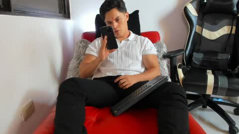 Snapshot of julian_wallace chatting on 04.27.26 julian_wallace online show from 04.27.26