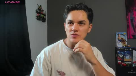 Snapshot of julian_wallace chatting on 05.28.26 julian_wallace online show from 05.28.26
