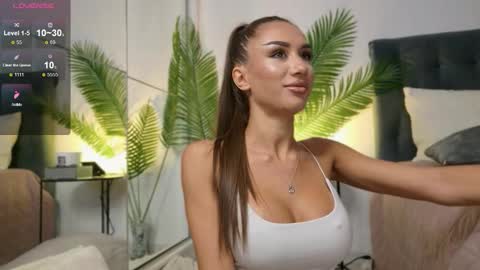 Snapshot of juliaquin chatting on 10.06.25 JuliaQuin online show from 10.06.25