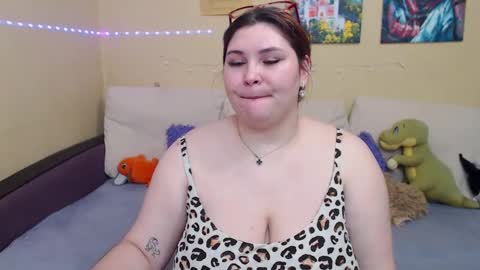 Snapshot of juliasane_ chatting on 01.12.25 Jul online show from 01.12.25