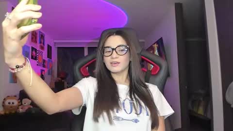 Snapshot of julidavila chatting on 02.09.26 Jeimy Help me to reach 100 thumbs up online show from 02.09.26