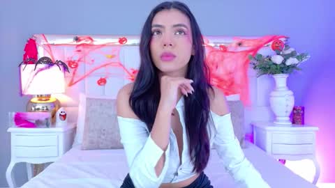 Snapshot of julie_bennet chatting on 10.27.25 Juliet Bennet online show from 10.27.25