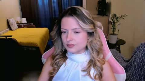 Snapshot of julie_flores chatting on 04.28.26 Julie online show from 04.28.26