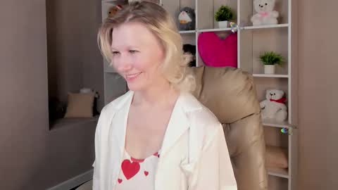 Julie Lucasss online show from 03.10.26