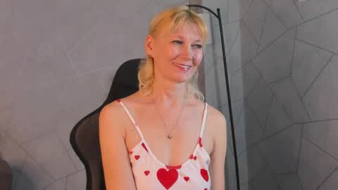 Julie Lucasss online show from 04.20.26