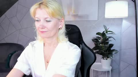 Snapshot of julie_lucasss chatting on 06.04.26 Julie Lucasss online show from 06.04.26