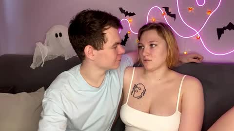 Snapshot of julielourens chatting on 10.29.25 Julie and Thomas online show from 10.29.25