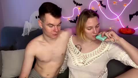 Snapshot of julielourens chatting on 10.31.25 Julie and Thomas online show from 10.31.25