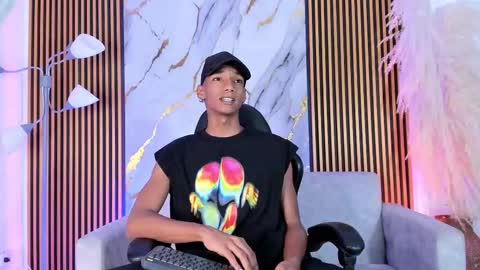 Snapshot of juliensaint_ chatting on 09.29.25 Julien online show from 09.29.25