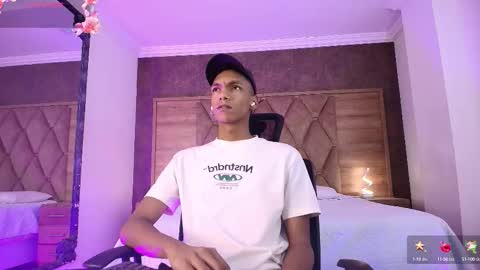 Snapshot of juliensaint_ chatting on 10.01.25 Julien online show from 10.01.25