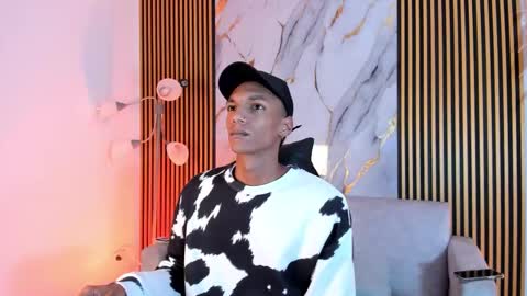 Snapshot of juliensaint_ chatting on 10.03.25 Julien online show from 10.03.25