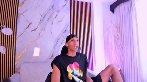 Snapshot of juliensaint_ chatting on 10.05.25 Julien online show from 10.05.25