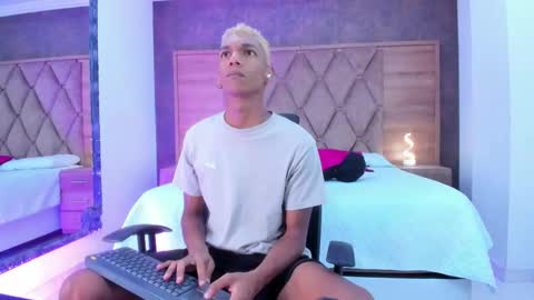 Snapshot of juliensaint_ chatting on 10.08.25 Julien online show from 10.08.25