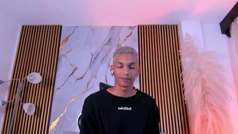 Snapshot of juliensaint_ chatting on 10.09.25 Julien online show from 10.09.25