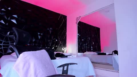 Snapshot of juliensaint_ chatting on 11.02.25 Julien online show from 11.02.25