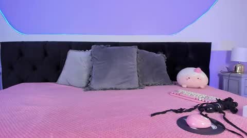 Snapshot of julieta_cortes__ chatting on 10.17.25 Julieta online show from 10.17.25