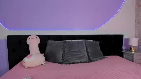 Snapshot of julieta_cortes__ chatting on 10.28.25 Julieta online show from 10.28.25