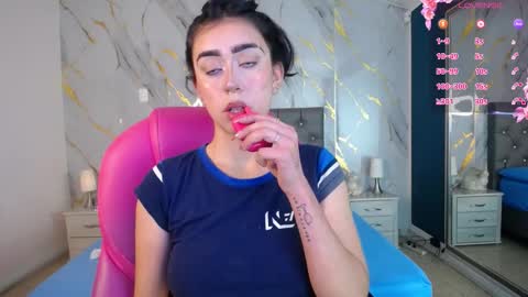 Snapshot of julieta_de_los_angeles chatting on 02.18.25 Julieta online show from 02.18.25