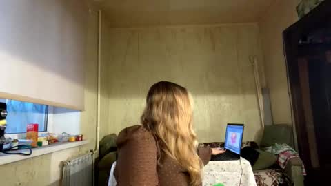 Snapshot of julietmegown chatting on 10.18.25 Mia online show from 10.18.25