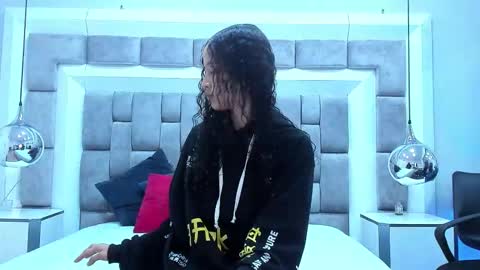 Hi guys It is a pleasure to have you here I am Julieta  online show from 09.20.25