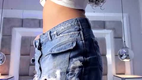 Hi guys It is a pleasure to have you here I am Julieta  online show from 11.05.25