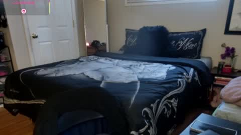 Snapshot of julimonroe chatting on 09.26.25 Juli Monroe online show from 09.26.25