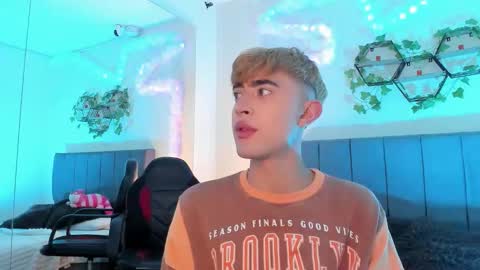 Snapshot of justinbe_ chatting on 09.12.25 Justin online show from 09.12.25