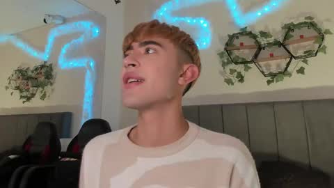 Snapshot of justinbe_ chatting on 09.15.25 Justin online show from 09.15.25