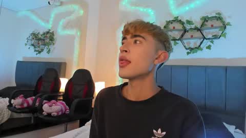 Snapshot of justinbe_ chatting on 09.17.25 Justin online show from 09.17.25