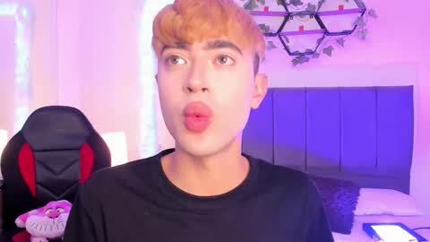 Snapshot of justinbe_ chatting on 10.02.25 Justin online show from 10.02.25