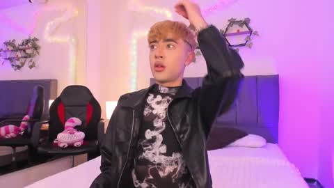 Snapshot of justinbe_ chatting on 10.06.25 Justin online show from 10.06.25