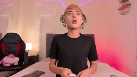 Snapshot of justinbe_ chatting on 11.04.25 Justin online show from 11.04.25