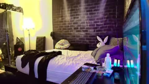 Eetantungfuk Mias online show from 12.12.24