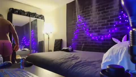 Eetantungfuk Mias online show from 12.17.24