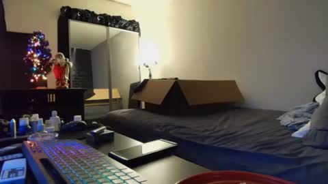 Eetantungfuk Mias online show from 12.17.24