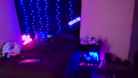 Eetantungfuk Mias online show from 02.04.25