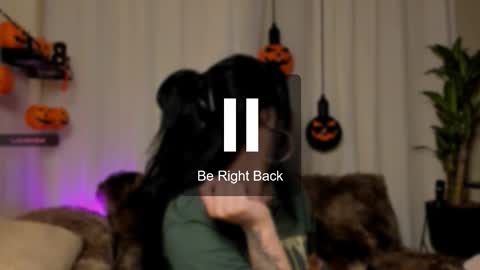 Snapshot of kaaiiri chatting on 10.21.25 Kaaiiri online show from 10.21.25