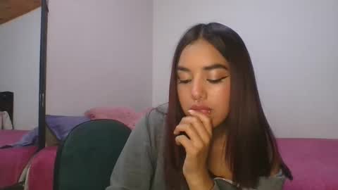 KAHELIINDEPENDENT MODEL online show from 01.23.25